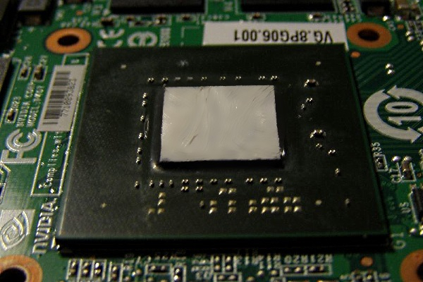 Нанесение термопасты на чип видеокарты ноутбука